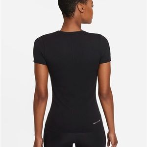 Nike Dri-FIT ADV Aura
Women's Slim-Fit Short-Sleeve Top